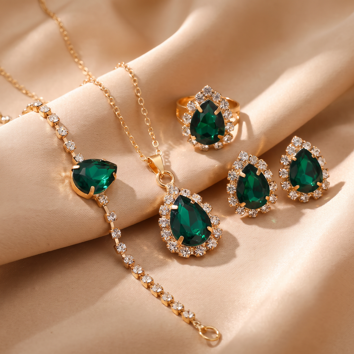 Elisandre Gold Jewelry Set - lifestyle